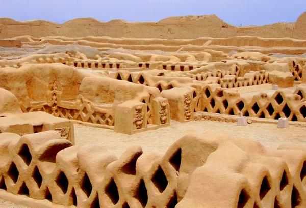 <p><b>2. Chan Chan</b></p>  Kolomb ncesi Amerika'nn en byk ehridir. Binalarnn kerpiten yaplm olmasndan dolay kerpi kent olarak bilinir. M.S. 850'de Chimu tarafndan ina edilmi, 140 ylnda nka igaline uramtr.