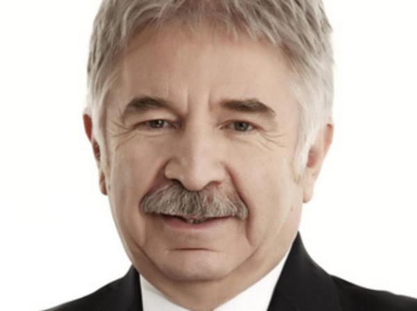 stanbul niversitesi Tp Fakltesi ve Hukuk Fakltesi'nde okudu