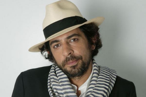 Mimar Sinan niversitesi Devlet Konservatuar'n bitirdikten sonra ayn niversitenin Sosyal Bilimler Fakltesi'nde master yapt