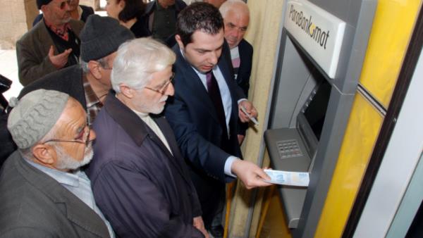 Memurlar ve memur emeklilerinin maalar, nmzdeki yl yzde 3+3 zamlanacak. Ayrca 6 aylk enflasyon farklar eklenecek.