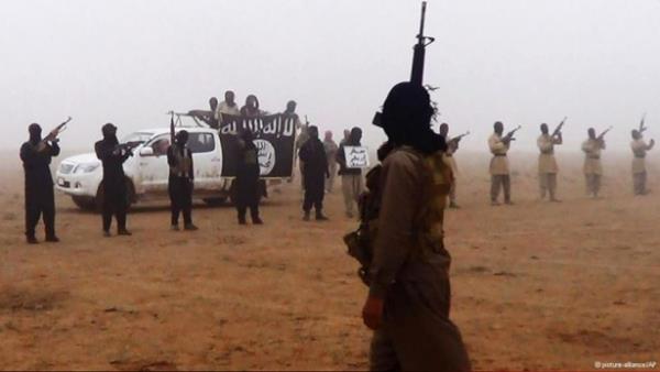 <p><b>Nusra Cephesi ile ilikisi var m?</b></p>  2011 ylnn sonlarnda Muhammed Colani liderliindeki Nusra Cephesi, El Kaide'nin Suriye kolu olarak kuruldu. 9 Nisan 2013'te Ebu Bekir Badadi'ye ait bir ses kaydnda Nusra Cephesi'nin Irak slam Devleti'nin mttefiki olduu belirtildi. Ayn yl Badadi, Nusra Cephesi ile Irak slam Devleti'nin 'Irak-am slam Devleti' ad altnda bir araya geldiini aklad.