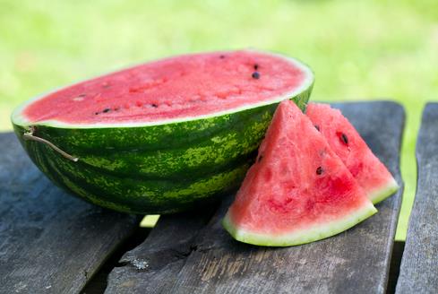 <b>Karpuz:</b> Karpuz, hem likopen hem de vitamin ve mineral asndan zengin, krmz rengi ile kendini gsteren beta-karoten ierii ile de antioksidan kapasitesi yksek bir yaz meyvesidir. yi bir C vitamini deposudur. Zengin lif ierii ile barsaklarn almasn artrr.