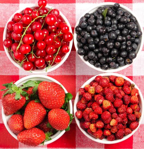 Vcudumuzda besinlerin oksijen kullanarak enerjiye evrilmesi srasnda serbest radikal ad verilen metabolik atklar ortaya kar. Serbest radikallerin hcrelere saldrarak hasar meydana getirmesini oksidatif stres olarak tanmlamak mmkndr. Oksidatif stres sonras baklk sistemi zayflar. Bu durumla ba edebilmemiz iin antioksidan ieren besinlere ihtiyacmz vardr. Antioksidanlar, serbest radikalleri etkisiz hale getirerek vcudumuzu koruma ve bakl glendirme abasndadr. Antioksidan maddelerden olduka zengin olduklar iin hcre ve damarlardaki hasarn nne geerler. ili Florence Nightangale Hastanesi'nden Diyetisyen Tuba Kayan Tapan anlatyor...