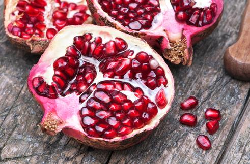 <b>Nar:</b> Kanser hcrelerinin oalma ve damarlanmasn nleyerek bu hcrelerin yok olmasnda yardmcdr. Yaplan aratrmalarda antosiyanin bakmndan zengin ztn, meme kanseri hcrelerini ldrd ve bu etkisinin strojen hormonundan bamsz olarak gerekletii belirtilmektedir. Resveratrol ve demir ierii yksek olduundan, kanszla kar koruyucudur. Lif ieriinden dolay zayflama diyetlerinde iyi bir ara ndr.