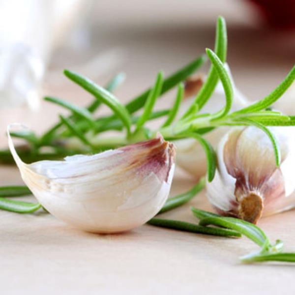 <b>Sarmsak :</b> Zararl madde tamadan yiyeceklerinize lezzet verir.