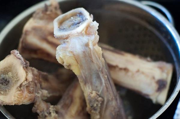 <b>Et suyu:</b> Mutlaka bir kede bir paket bulunmal. Bir tanesinde bile 5 gram protein var. Dk sodyum oranl orann tercih edin.