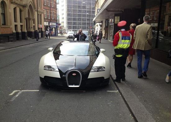 Trafik grevlisi 1 milyon sterlinlik fiyatyla dudak uuklatan araca, 60 sterlin'lik cezay kesti.