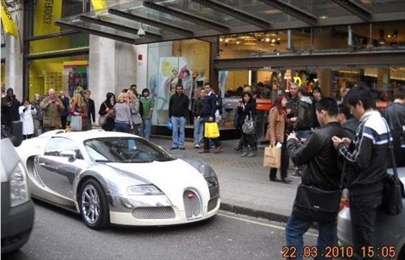 Multi milyonerler lks arabalarn sokaa park edip gidiyor. Yaklak 1.2 milyon sterlinlik (2.3 milyon YTL) bu arabalar zaman zaman yanl park cazas alyor. Bu ilgin anlar sokaktan geen vatandalar tarafndan kayt altna alnyor.