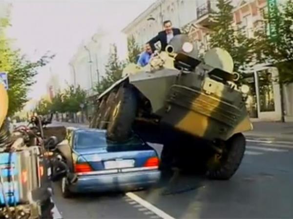 Daha nce de Litvanya'nn bakenti Vilnius'ta Belediye Bakan Arturas Zuokas, aralarn yanl yere park eden ofrlere "ders vermek" iin bisiklet yoluna eken bir Mercedes'in zerinden tankla gemiti.
