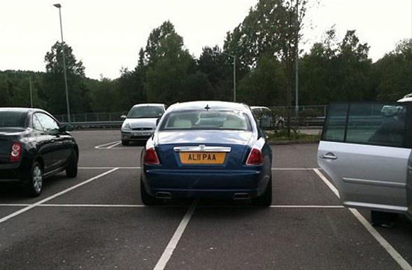 Lks ara sahiplerinin zellikle de engelli park blgelerine iki otomobil yeri kaplayacak ekilde park etmesi dikkat ekiyor.