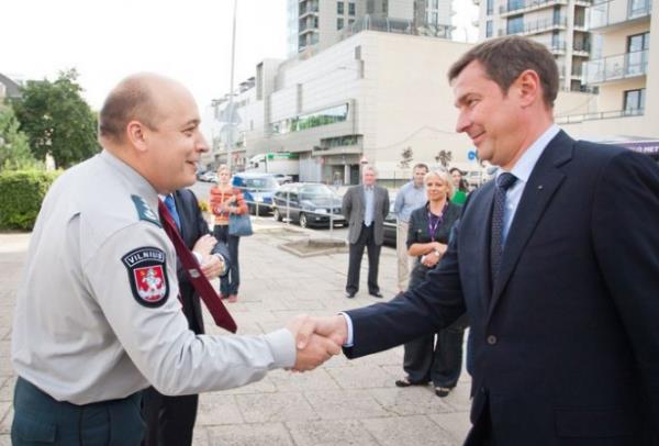 Zuokas'n, Vilniuslulardan Belediye Bakanl'na yzlerce ikayet mektubu gelmesinden sonra kurallara uymayan ofrlere gzda vermek iin byle bir ynteme bavurduu belirtildi.