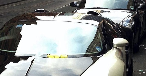 ngiltere'de park halindeki 1 milyon sterlinlik lks Bugatti marka otomobil, ilgi oda oldu.