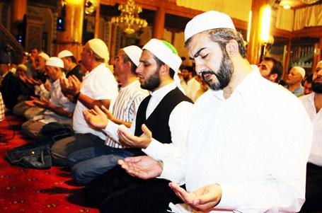 <p><b>Secdede yle niyaz ettiini iittim:</b></p>  'Allah'm! azabndan afvna, gazabndan rzana snyorum. Sen'den yine Sana iltica ediyorum. nn ycedir. Sana yaptm senay Senin kendine yaptn senaya denk bulmuyorum. Sana lyk bir surette hamd etmekten cizim.'  <br> Sabah olunca bunlar Resul? Ekrem'e syledim.</br>   <br>O da, - Y ie, bunlar rendin mi? dedi. </br>  <br>-Evet y Reslllah, dedim. </br>