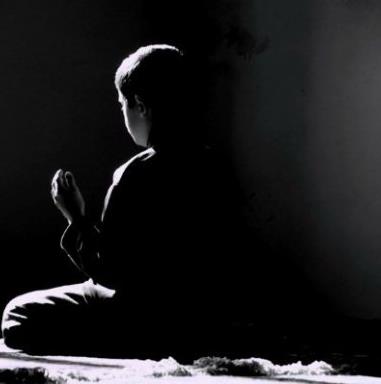 <p><b>Resul? Ekrem, elbisesini kard. </b></p>  <br>-Bu gece ibadet etmeme msaade eder misiniz? buyurdu. </br>  -Evet, sana anam babam feda olsun, dedim. Peygamber namaza kalkt. Secdeye kapanp uzun mddet kald. Endielendim, elimle yokladm. Elim, ayann altna dokununca kmldad. Ben de sevindim.