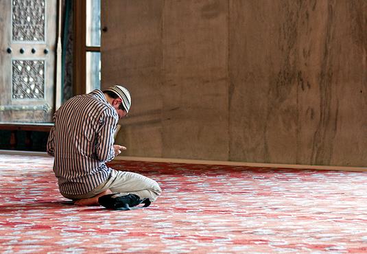 <p><b>Resuli Ekrem;</b> -Bunlar hem ren hem de bakalarna ret. Zira bunlar bana Cibril retti ve secdede bunlar okumam ta'lm buyurdu.' dedi." </p>  <b>Sevgili Peygamberimiz (s.a.v) buyuruyor:</b> "Her kim bu gece yz rekat namaz klarsa yce Allah ona yz melek gnderir. Otuzu ona cenneti mjdeler, otuzu ona cehennem azabndan teminat verir. Otuzu da ondan dnya afetlerini savarlar, O'nu da ondan eytann tuzaklarn hilelerini savarlar."