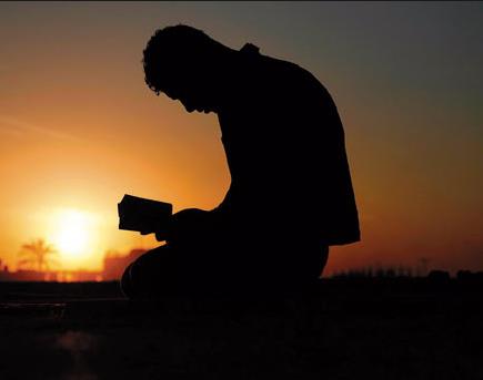 <p><b>Ben,</b> -Anam babam uruna feda olsun. Yanma gelip elbisenizi kardktan sonra tekrar giyindiniz, beni kskanlk tuttu. Ortaklarmdan birinin yanna gideceinizi zannettim. Nihayet sizi kabristana giderken grdm,dedim. </p>  <br><b>Resul? Ekrem, -Reslllah sana hakszlk edecek diye mi korkuyorsun?' dedi.</b></br>  <b> Ardndan Cibril geldi ve yle dedi:</b> -Bu gece a'bn'n on beinci gecesidir. Cenab Hak bu gecede Ben Kelb kabilesi koyunlarnn says kadar kimseyi cehennemden zd eder.   <p><b>Fakat bu gece Allah;</b> mriklerin, kincilerin, akrabalaryla mnasebeti kesenlerin, hayat ve ihtiamlarna marur olanlarn, ana ve babalarna isyan edenlerin, iki dknlerinin yzlerine bakmaz.</p>