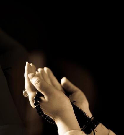 <p><b>Hazreti ie (ranha) bu gecenin fazileti hakknda unlar anlatyor:</b></p>   Gnn birinde Hazreti Peygamber yanma girdi. Elbisesini kard. Aradan zaman gemeden tekrar giyindi. Bunun zerine beni phe, kskanlk sard. Ortaklarmdan birinin yanna gidecek sandm ve peini takip ettim. Medine'nin kabristan olan Baku'l-Garkad'da kendisine eritim. M'minlere ve ehidlere istifar ve dua ediyordu.   <p><b>Kendi kendime:</b> 'Anam babam sana feda olsun! Sen Rabb'nn rzas urunda, ben ise dnya peindeyim!' diyerek dndm. Soluk solua eve girdim. Arkamdan da Reslllah (sav) girdi. -Neden byle hzl nefes alyorsun?? dedi.</p>