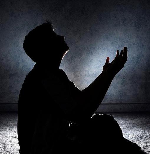 2) Bu geceyi ibadetle geirenlere yardmc olmas amacyla Allah tarafndan melekler gnderilir.