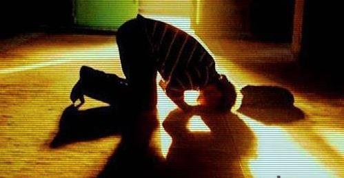 'aban aynn 15. gecesini ibadetle geirin, gndznde de oru tutun. nk yce Allah, bu gece dnya semasna rahmetiyle tecelli eder ve; 'tevbe eden yok mu! Onu affedeyim. Rzk isteyen yok mu, ona rzk vereyim, hastalndan ifa isteyen yok mu ona ifa vereyim. Yok mu unu isteyen yok mu bunu isteyen' der. Bu durum, sabaha kadar devam eder'