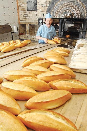 Ekmekte yeni dnem    Konuyla ilgili deerendirmelerde bulunan Trkiye Frnclar Federasyonu Bakan Halil brahim Balc, yeni dzenlemenin frnclara bir maliyeti olmayacan syledi.    <p>Kepek oran yksek ekmein salk asndan daha faydal olduunu belirten Balc, "zellikle sindirimi sistemi asndan daha iyi bir rn olmasnn yannda diyabet hastalar iin de ideal bir ekmek trdr." dedi.</p>