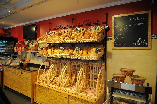 Ankaral frn iletmecisi Ahmet elik, "Beyaz ekmek sala zararlyd gibi bir alg yanl olur. Yeni teblie gre rettiimiz ekmeklerde protein zenginliinin eskisine oranla daha fazla olduu sylenebilir" diye konutu.