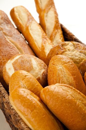 <p>Yeni dnemde ekmein poet ambalajlar da ya da poetsiz satlabileceini dile getiren Balc,</p>  "Ancak yeni dzenleme, poetsiz satlan ekmein bakkal ve marketlerin nnde, vatandan direkt temas edecei bir biimde satlmasn engelliyor. Poetsiz satlaca zaman satc ekmein direkt temas gerektirmeyecek bir ekilde satlmasna zen gsterecek" dedi.