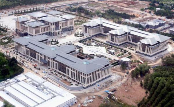 'Beyaz Saray' veya 'Pentagon modeli' olarak da adlandrlan yeni Babakanlk binasnda peyzaj almalar hzla devam ediyor.