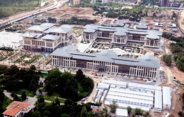 Cumhurbakanl gibi birden ok girii bulunan yeni bina, AO'nin ortasnda bulunuyor ve Ankara'nn birok yerinden rahata grlebiliyor.