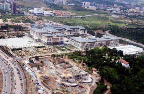 Trkiye'nin en iyi korunan ve en gvenli kamu kurumlarndan biri olmas beklenen yeni Babakanlk binas, bomba, fze gibi balistik silahlara, kimyasal ve nkleer saldrlara kar korunakl olacak.