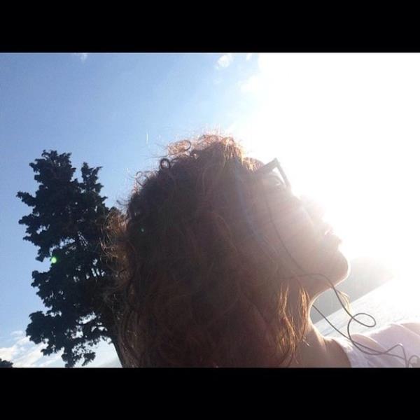 AYE ZYILMAZEL  <br>O zaman gnaydn. bizi zen, aa eken, gneimizi glgeleyen, 'yapamazsn' diyen herkesi grmezden geliyoruz. onlar duruyor biz yryoruz hatta kouyoruz</br>