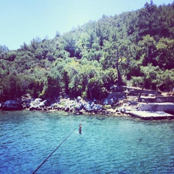 <br>BURCU ESMERSOY</br>  resimdeki "ben"i bulunuz