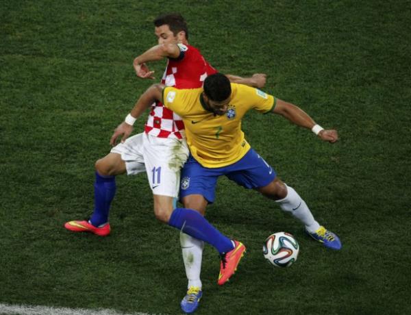 @ Dunya kupasi maci icinde dizi reklami,yorumcu Ceyhun Eris. Ulusal kanal degil,ulusal sirk.