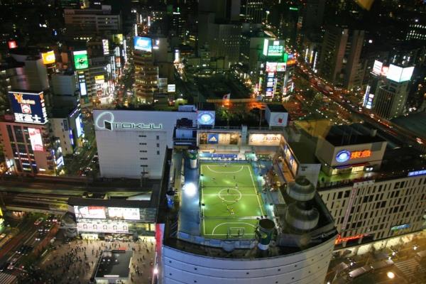 <br>Japonya, Tokyo</br>  Teras futbol sahas