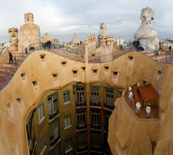 <br>Barcelona La Pedrera, spanya</br>  Kvrml merdivenler ve ayrntl bacalar.