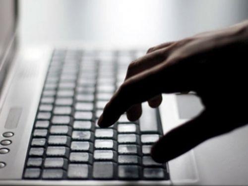 <p><b>Kirli klavyeler </b></p>    33 farkl klavyeyi inceleyen ngiliz bilim adamlar, bilgisayar klavyelerinde, klozettekinden 5 kat fazla bakteri bulunduunu belirtti.