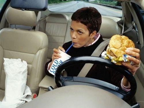 <p><b>Fast food tketimi </b></p>    Sk tketilen fast food rnleri, kalp-damar sistemi hastalklarnn ve kanserin oluma riskini arttrr.