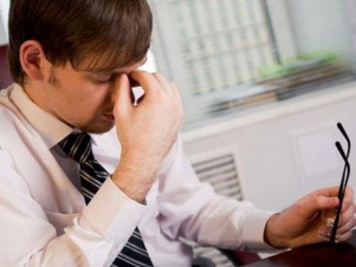 <p><b>Havaszlk </b></p>    Amerika'da yaplan aratrmalara gre, alma ortamnzda bulunan yksek karbondioksit oran karar verme yetinizi ve konsantrasyonunuzu etkileyebiliyor. Dk kalite bir havalandrma sistemi, ortamn havasn zararl ve kimyasal gazlara maruz kaldmz dardaki havadan 100 kat daha kirli hale getirilebiliyor.   Karbondioksit salm ise, beyne ve tm organlara kan gitmesini engelleyerek daha iyi almalarn salayan oksijen eksikliine neden olarak vcutta yorgunluk, uyku hali, halsizlik, konsantre bozukluuna sebep oluyor.