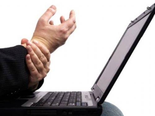 <p><b>ok fazla klavye kullanmak </b></p>    Bilek tneli denen dar boluktan geen median sinirin skmas veya pozisyonunun bozulmas sonucu ortaya kan El Bilei Tneli Sendromu, ar klavye kullanmnn olumsuz sonularndan biridir.   Parmaklarda ve avu iinin parmak tarafnda ar, uyuma, karncalanma veya gszlk balayan hastalk tedavi edilmezse el, tutma ve kavrama zelliini yitirir.