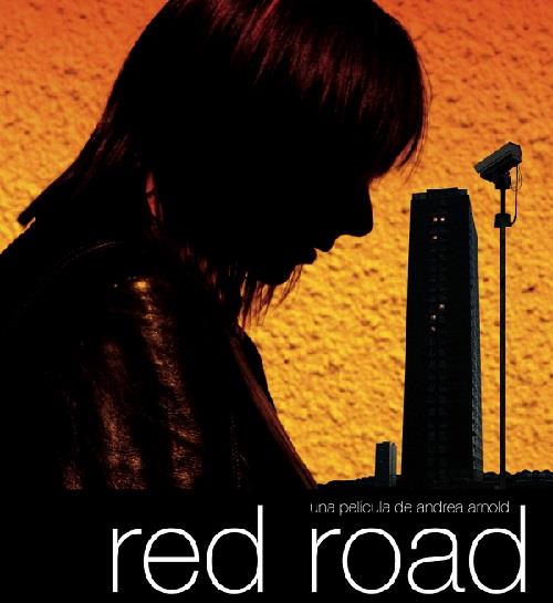 <p><b>Krmz Sokak / Red Road</b></p>  Tek ii, bir sokaa taklan gvenlik kamerasndan o soka izlemek olan Jackie'yi anlatyor bu film. Her ey olaan giderken gnn birinde rutin olaylar dnda bir ey oluyor ve Jackie kamerada daha nce hi grmedii bir adam gryor. Bu adam saplant haline getirip takip etmeye balyor. Bir nevi Oldboy dersek yanlm olur muyuz, bilemiyoruz. Her iki filmi de izleyip siz karar verin.