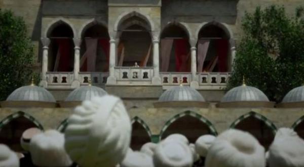 Brakt eserler iinde en bilineni skdar'daki inili Camii olur. Yapnn ad Ksem Sultan Camii olsa da esiz inileri hem yapya hem semte adn verir.