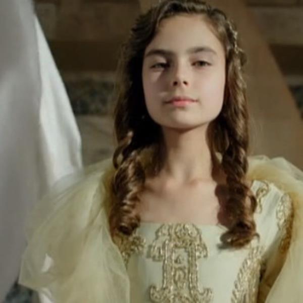 kan isyanda ldrlen babasnn yerine tahta getiinde sadece 6 yandadr ancak tahtn ynetiminde artk sadece Ksem Sultan deil, padiahn annesi Turhan Sultan da vardr.