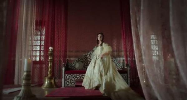 Byk Valide Sultan olan Mahpeyker Ksem ile Valide Sultan olan Turhan Sultan arasndaki rekabet, Ksem Sultan'n dairesinde ldrlmesi ile son bulur.