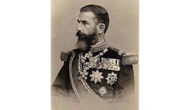 Osmanlı İmparatorluğunun 32. Padişahı olan Sultan Abdülaziz (1861-1876) 31 yaşında biat alarak tahta geçti. İleri görüşlü, yenilikçi ve batıya dönük bir padişahtı. Devletin eyaletlerinden başka yurt dışına giderek yabancı devletleri ziyaret eden ilk padişahtır. Belçika, Almanya, Avusturya, Macaristan'ı ziyaret etti. Bu ziyaret sırasında İngiliz Kraliçesi Victoria, Belçika Kralı II. Leopald, Prusya Kralı I. Wilhem, Avusturya-Macaristan İmparatoru Fraçois-Josep ve Romanya Prensi Karol ile görüştü.