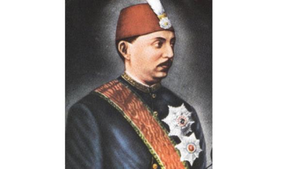 V. Murat eli hanedan kanına bulaşmayan, tahttan indirilen on ikinci padişah olup eceli ile terki dünya eyledi..Osmanlı İmparatorluğunun 34. Padişahı olan II. Abdülhamit'in (l876-1908), verdiği buyruk ve şeyhülislam fetvası ile sadrazam öldürülmesine son verildi ama buna pek uyulmadı. Mithat Paşa uzun süre devlete vali ve sadrazam olarak görev yaptı. IV. Murat'ın tahttan indirilerek II. Abdülhamit'in tahta çıkmasına yardımcı oldu. Ama çeşitli bahaneler ileri sürülerek mahkemeye verildi. Yıldız'da kurulan mahkemede yargılandı ve idam cezasına çarptırıldı. II. Abdülhamit tarafından idam cezası Taif'e hapis cezasına çevrilerek sürgüne gönderildiyse de Taif hapishanesinde boğdurulmak suretiyle öldürüldü. Aynı şekilde Taif'te bulunan Mahmut Paşa'da öldürüldü. II. Abdülhamit'in kontrol amaçlı gönderdiği müfettişler Mithat Paşa'nın mezarını açtırarak öldürüldüğünü ispatlamak için başını gövdeden ayırtıp padişaha gönderdiler.
