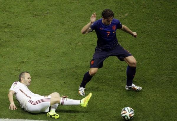 <b>El Mundo Deportivo:</b> "Gnlerden 13. Cuma", "Hollanda, Gney Afrika'nn intikamn Krmzlardan ald"