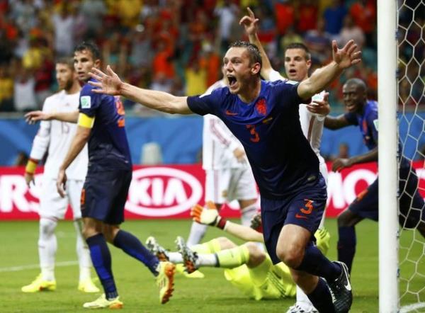 Son dnya kupas sahibi spanya'nn Hollanda karsnda aalayc bir futbol sergilediini ileri sren gazeteler, "Bu utanc temizleyin" eklinde balklar att.