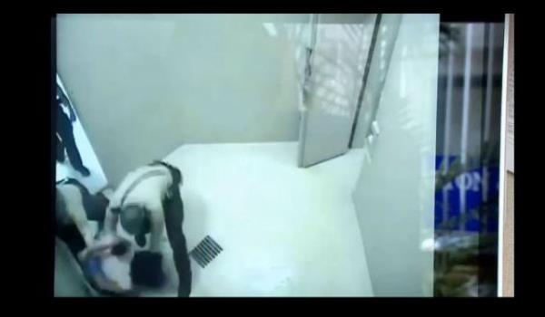 Yaanan arbedenin ardndan yaka paa hcreye gtrlen kadn, burada ikisi erkek drt polis memuru tarafndan yere yatrlyor.