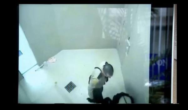 nce ayakkablar kartlan kadnn, zerinde hibir kyafeti kalmayana dek bu ilem sryor.