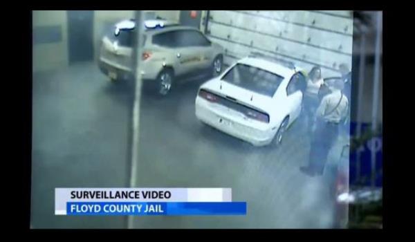 31 yandaki kadn, ayrld ei ile kavgasnn evreyi rahatsz ettii gerekesiyle polis tarafndan uyarldktan sonra, polise kar geldii gerekesiyle gzaltna alnyor. Elleri arkadan kelepelenen kadn, Floyd County erif departmanna bal karakola getiriliyor.