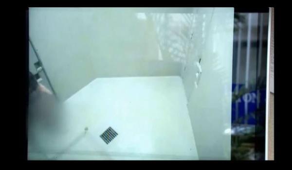 Kapatld hcrede rlplak braklan kadnn kyafetlerini geri istedii, bu sebeple bardn syleyen avukat Landenwich, mvekkilinin baka bir ikenceye maruz brakldn gsteriyor.